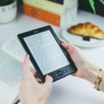 【読書の集中法】Kindleの読み上げ機能で五感を使った読書をする方法